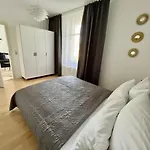 Purer Luxus Mit 2 Schlafzimmern, Balkon Und Privat-parkplatz * Lipsko