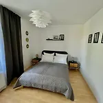 Purer Luxus Mit 2 Schlafzimmern, Balkon Und Privat-parkplatz Apartmán