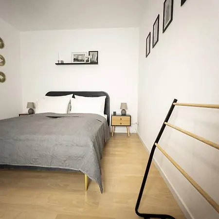 Purer Luxus Mit 2 Schlafzimmern, Balkon Und Privat-parkplatz Apartamento