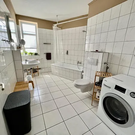 Purer Luxus Mit 2 Schlafzimmern, Balkon Und Privat-parkplatz Lägenhet *
