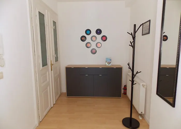Purer Luxus Mit 2 Schlafzimmern, Balkon Und Privat-parkplatz *