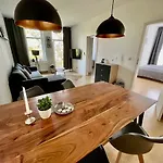 Purer Luxus Mit 2 Schlafzimmern, Balkon Und Privat-parkplatz *
