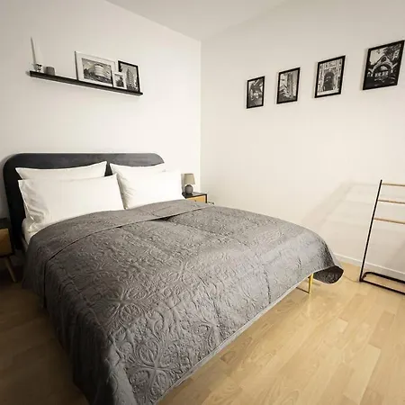 Purer Luxus Mit 2 Schlafzimmern, Balkon Und Privat-parkplatz Apartman