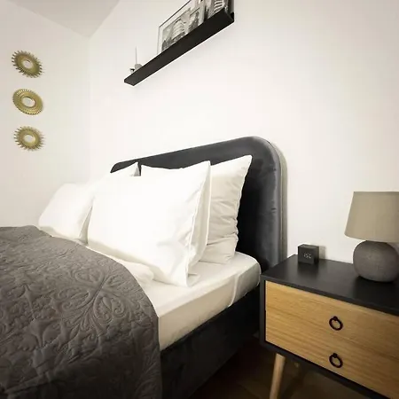 Purer Luxus Mit 2 Schlafzimmern, Balkon Und Privat-parkplatz *