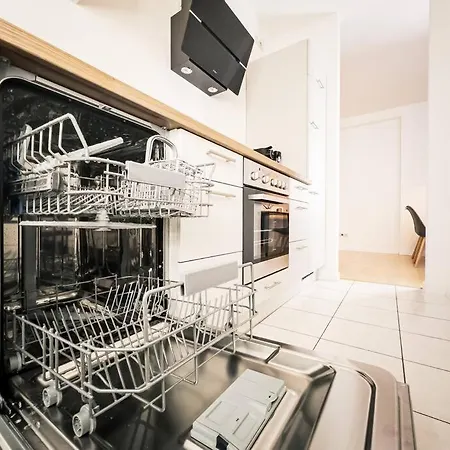 Purer Luxus Mit 2 Schlafzimmern, Balkon Und Privat-parkplatz * Lipcse