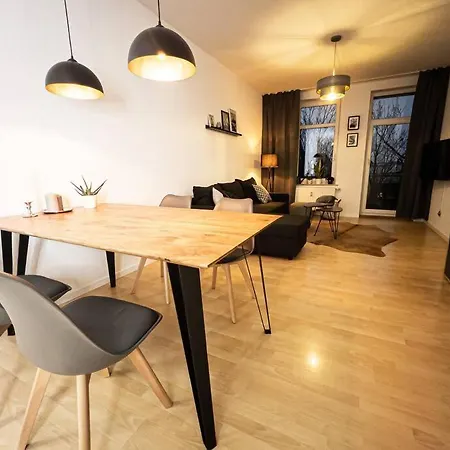 Purer Luxus Mit 2 Schlafzimmern, Balkon Und Privat-parkplatz *