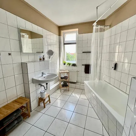 Purer Luxus Mit 2 Schlafzimmern, Balkon Und Privat-parkplatz