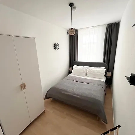 Purer Luxus Mit 2 Schlafzimmern, Balkon Und Privat-parkplatz *