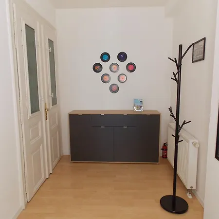 Purer Luxus Mit 2 Schlafzimmern, Balkon Und Privat-parkplatz *